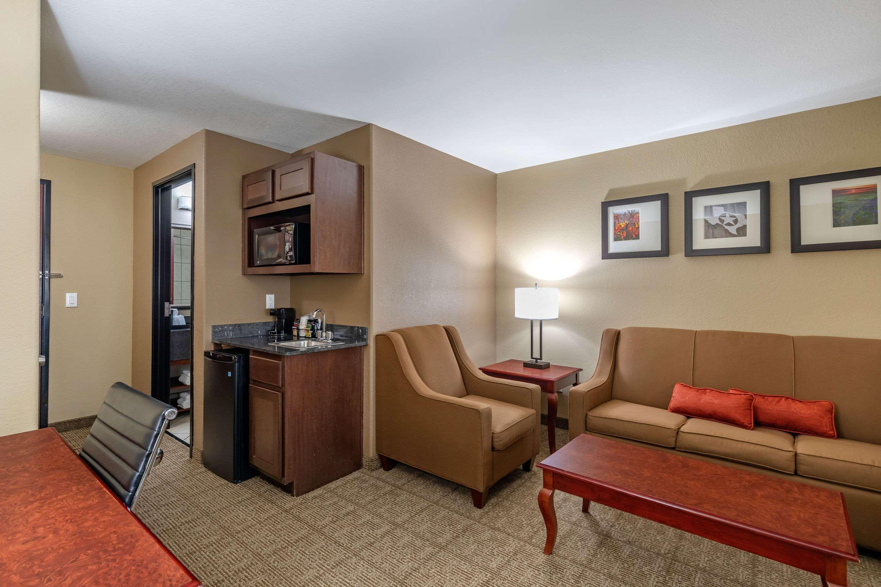 Comfort Suites Ennis Bagian luar foto