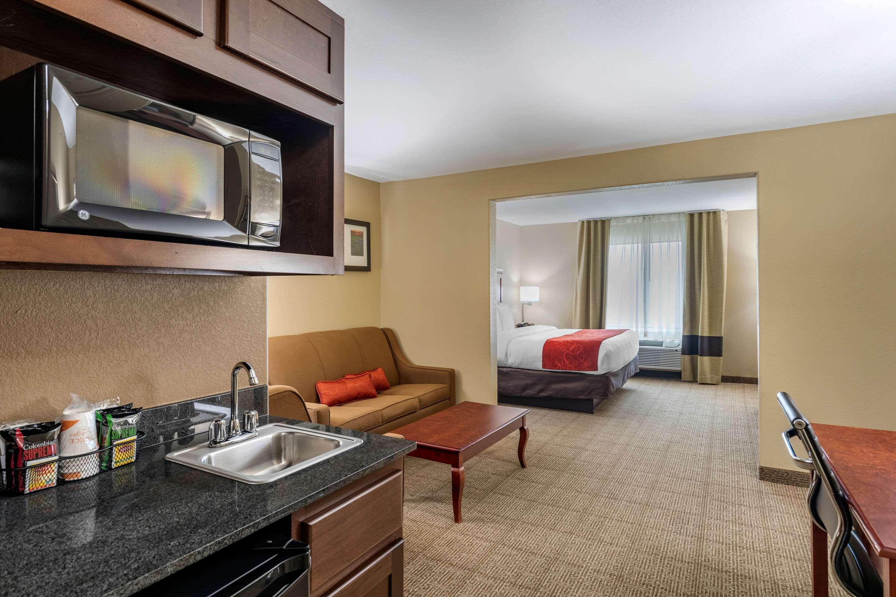 Comfort Suites Ennis Bagian luar foto