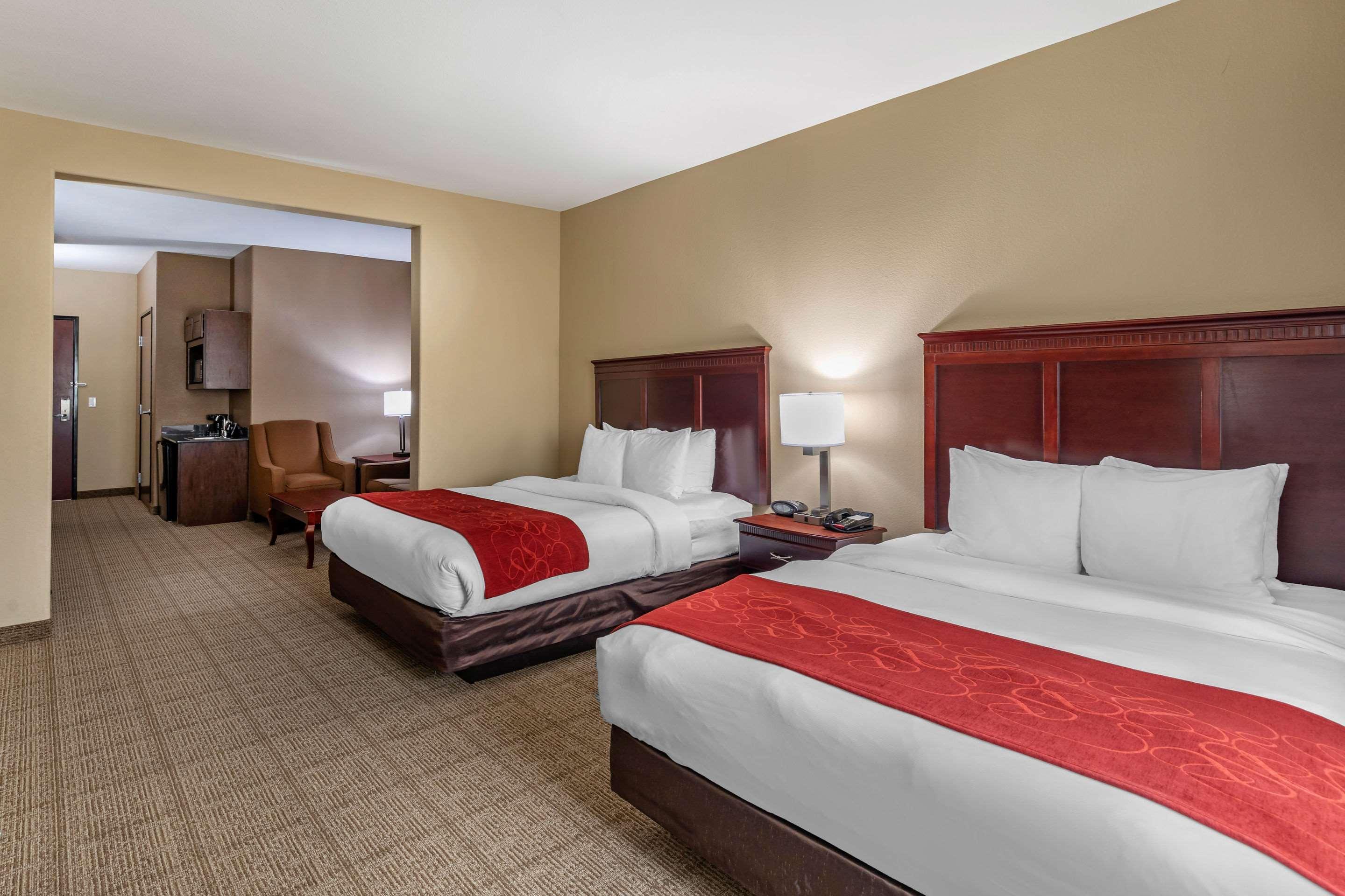 Comfort Suites Ennis Bagian luar foto