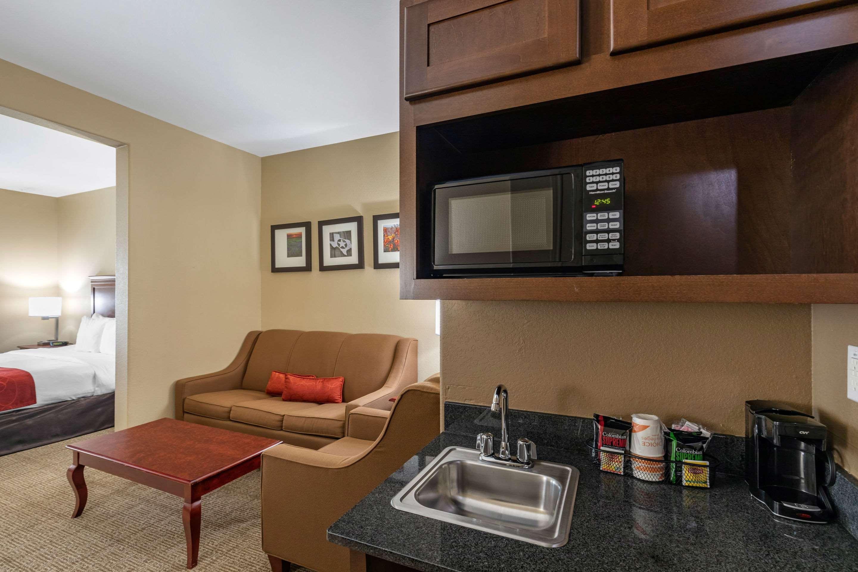 Comfort Suites Ennis Bagian luar foto