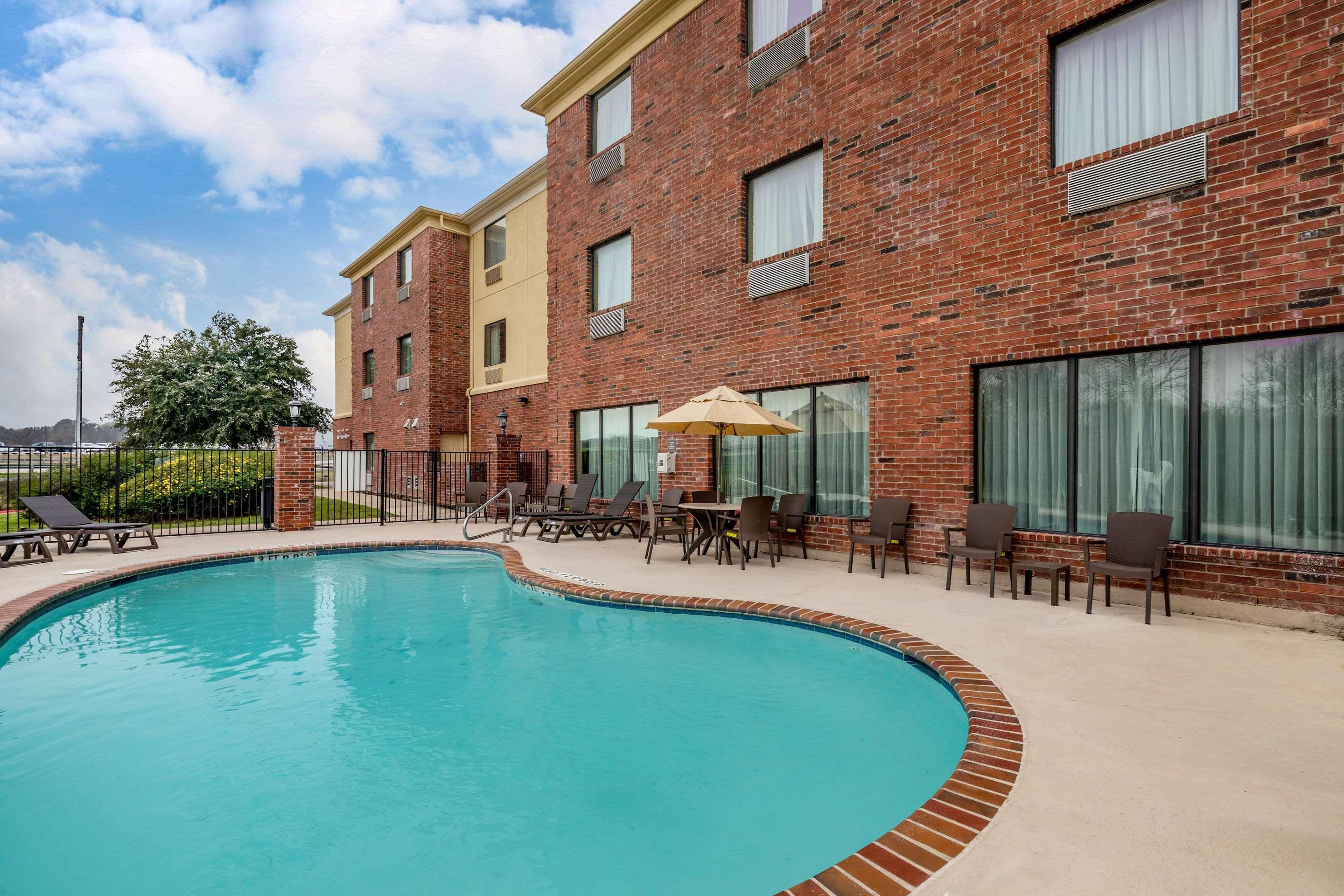 Comfort Suites Ennis Bagian luar foto
