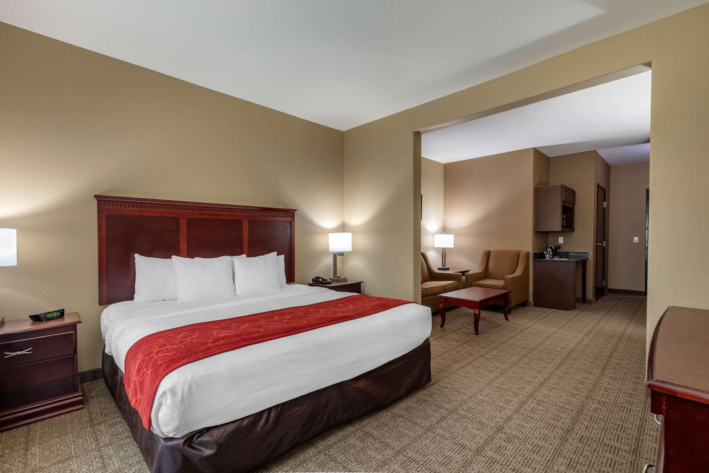 Comfort Suites Ennis Bagian luar foto