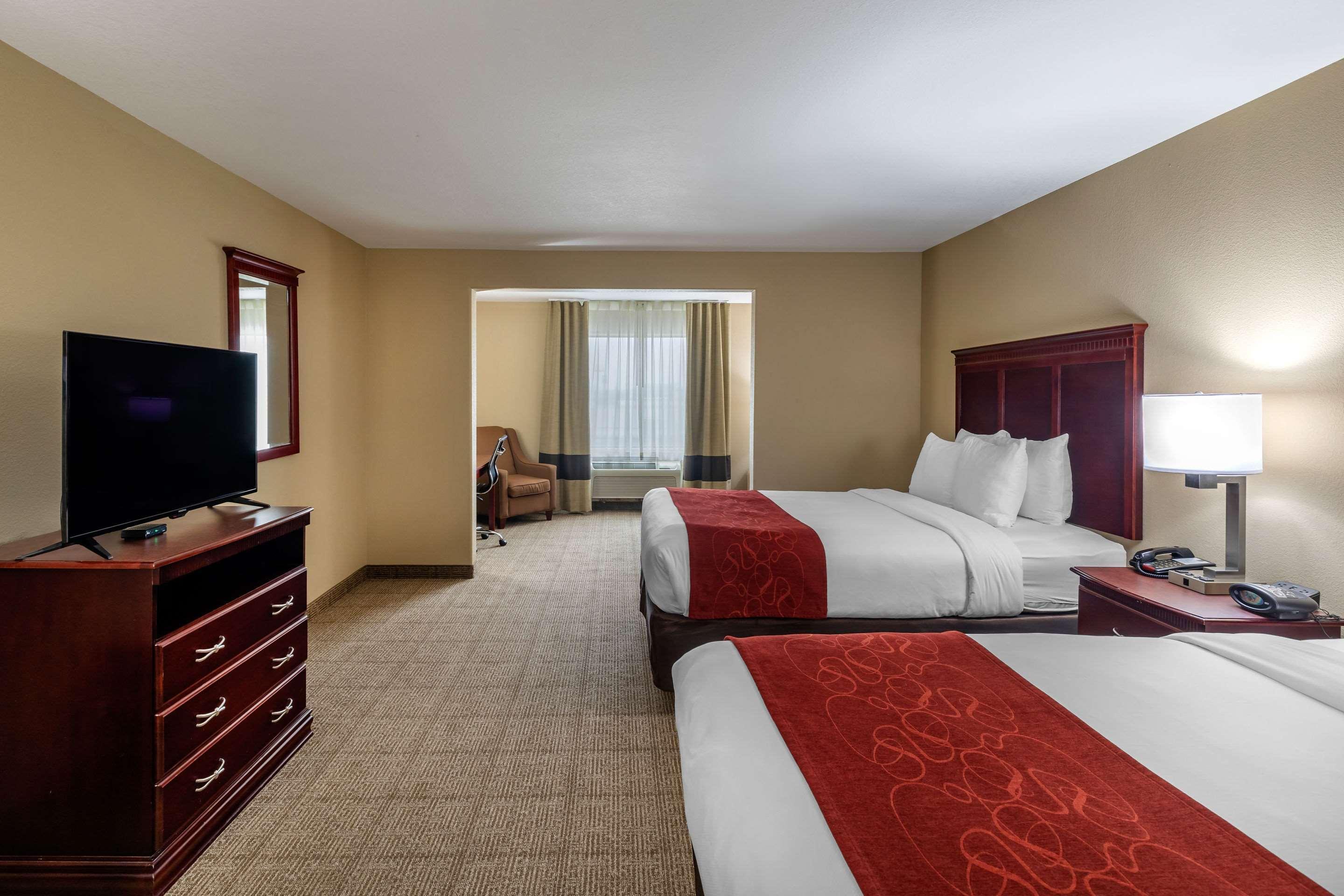 Comfort Suites Ennis Bagian luar foto