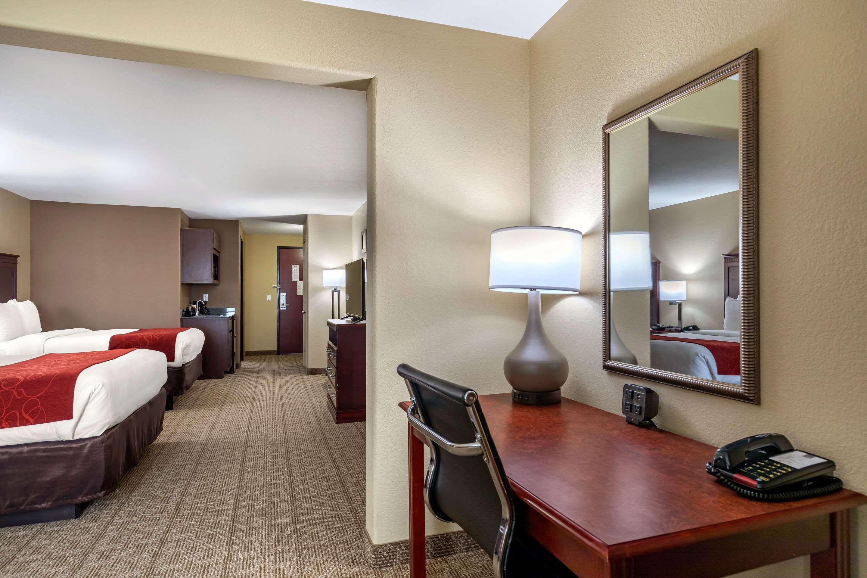 Comfort Suites Ennis Bagian luar foto