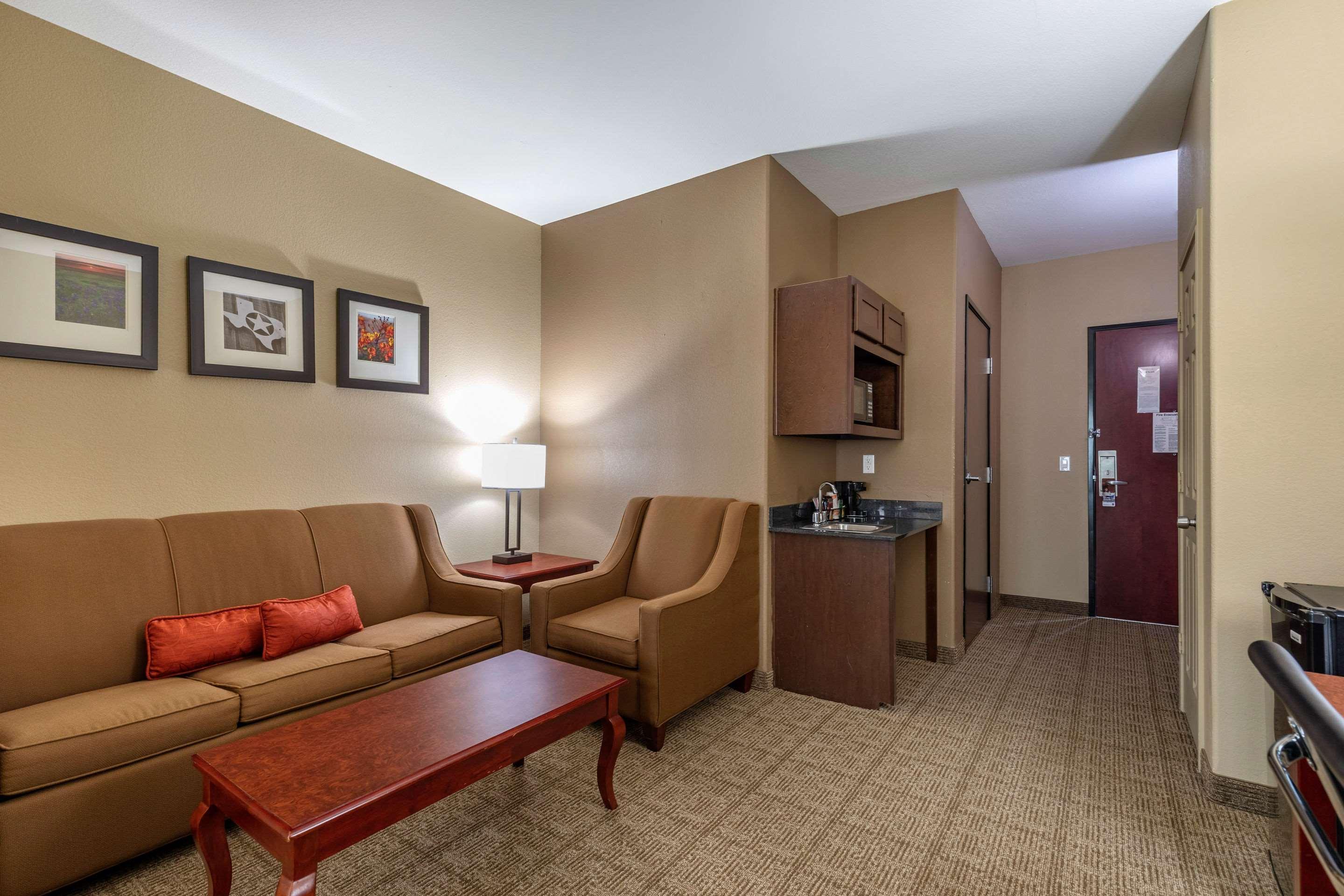 Comfort Suites Ennis Bagian luar foto