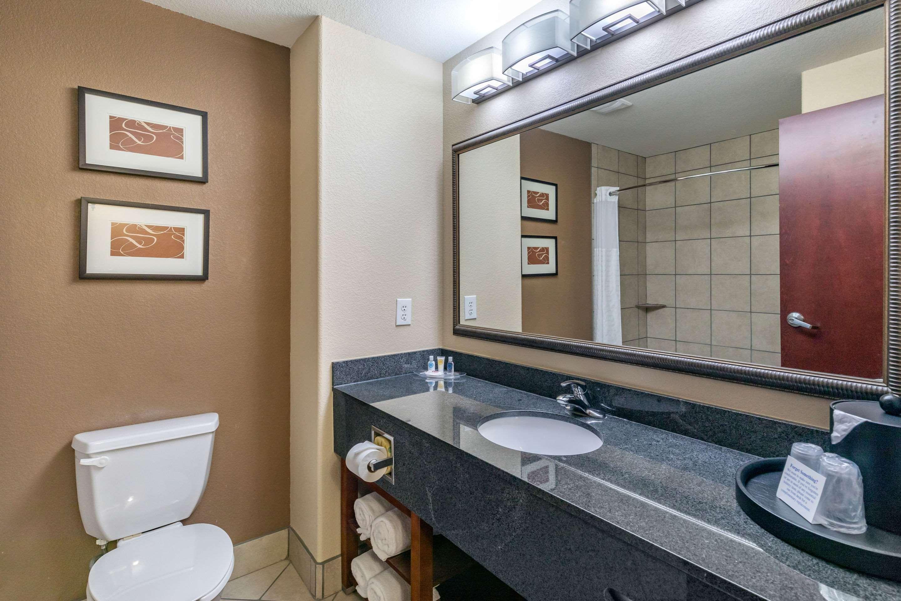 Comfort Suites Ennis Bagian luar foto