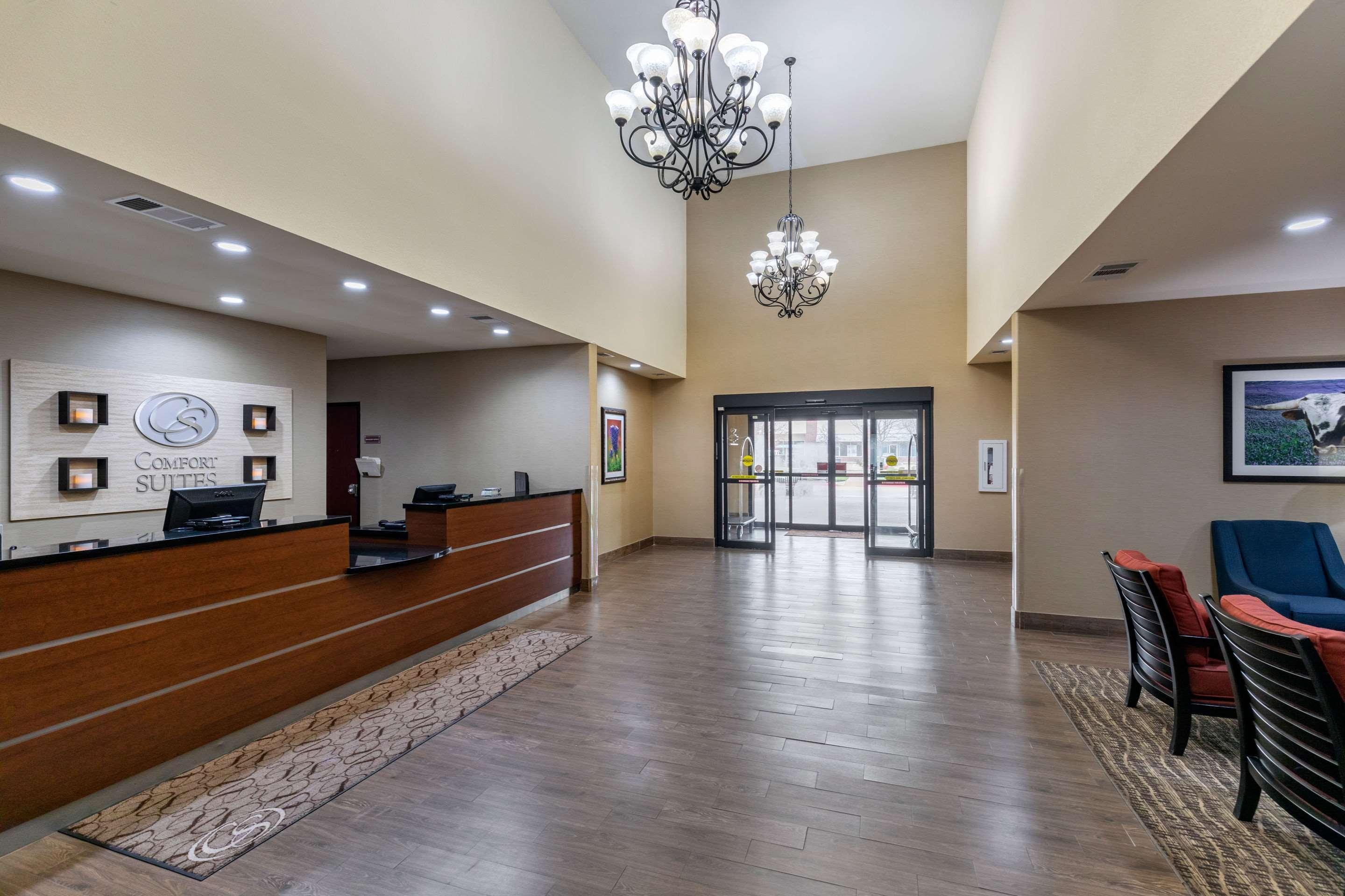 Comfort Suites Ennis Bagian luar foto