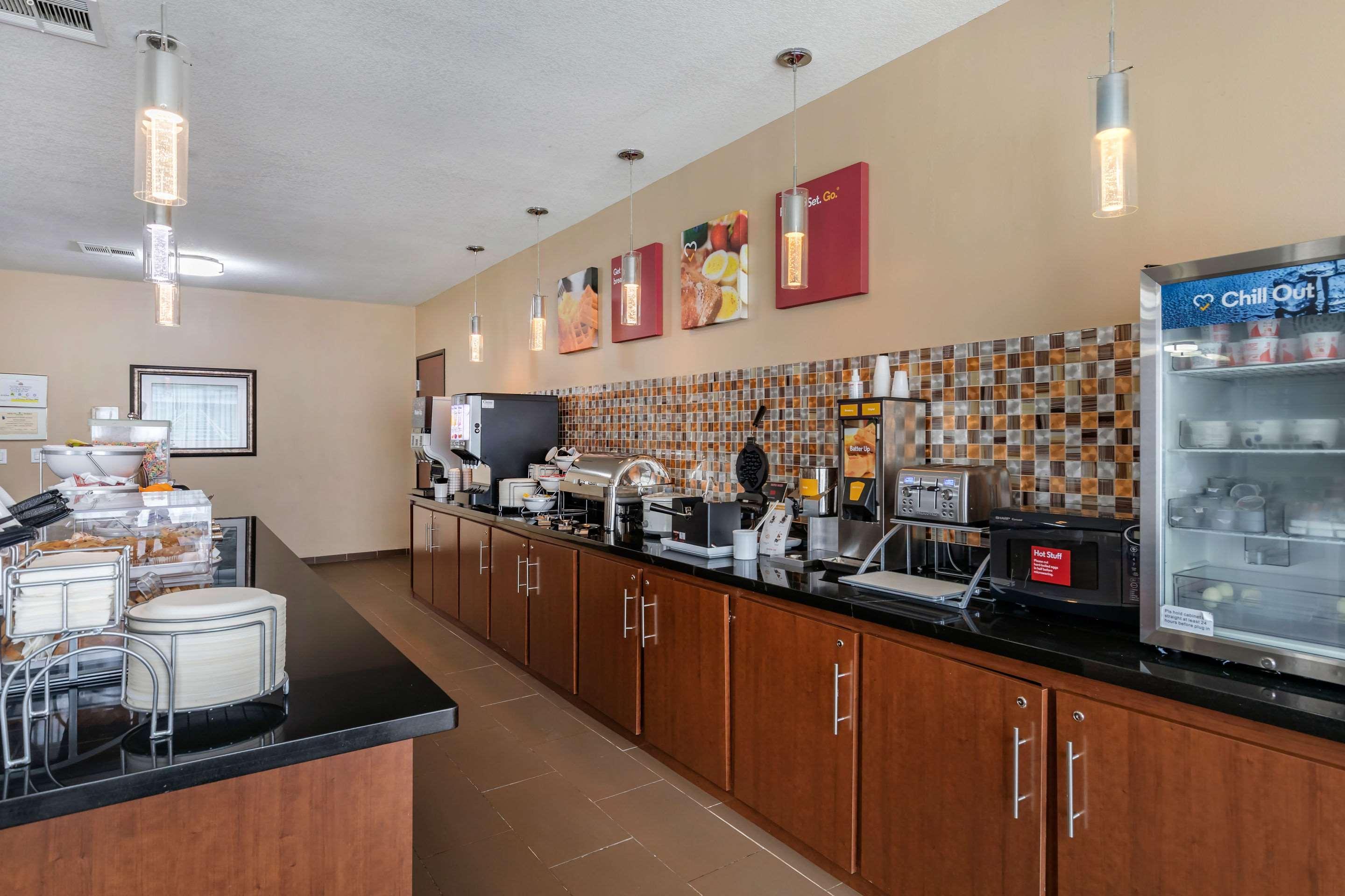 Comfort Suites Ennis Bagian luar foto