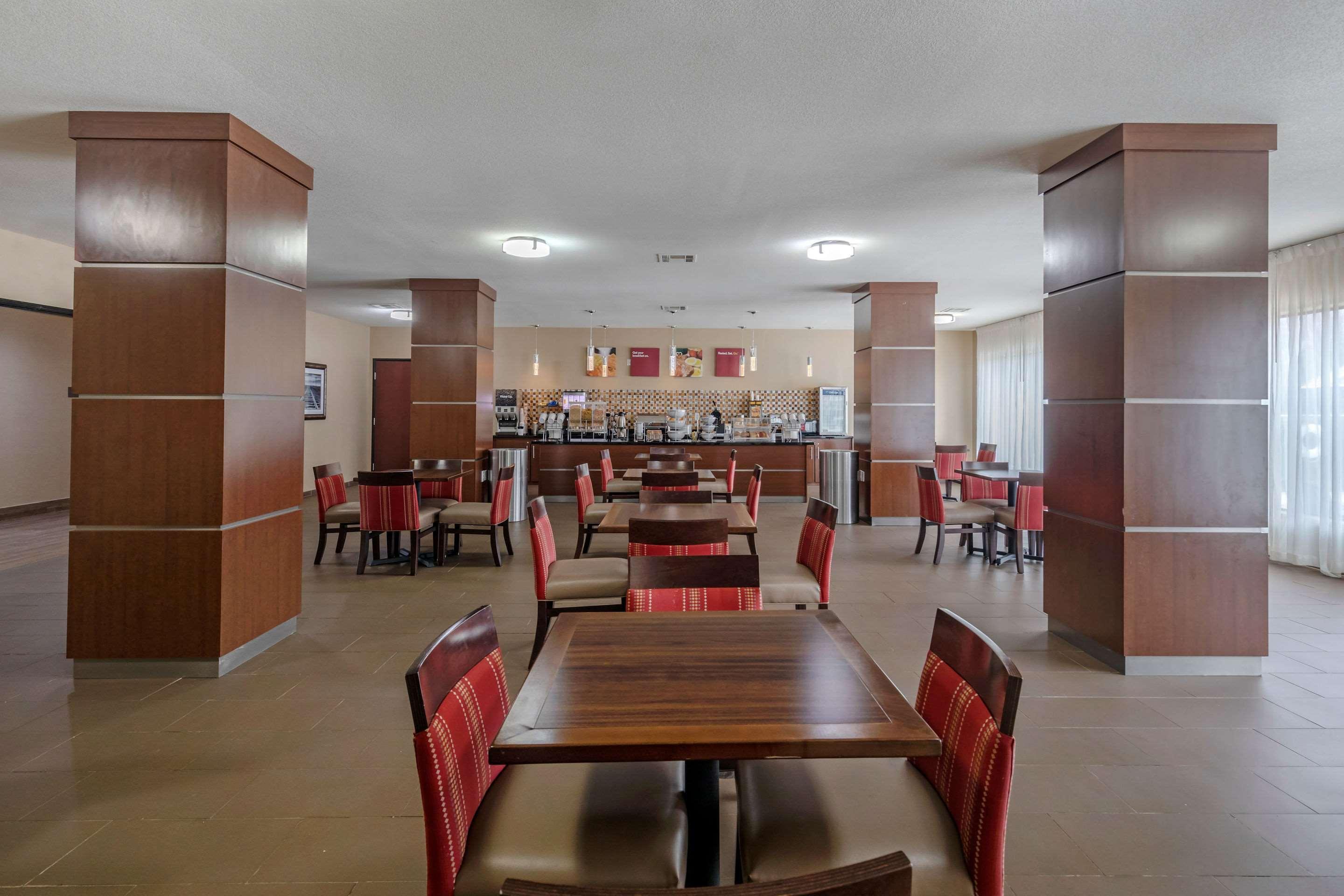 Comfort Suites Ennis Bagian luar foto