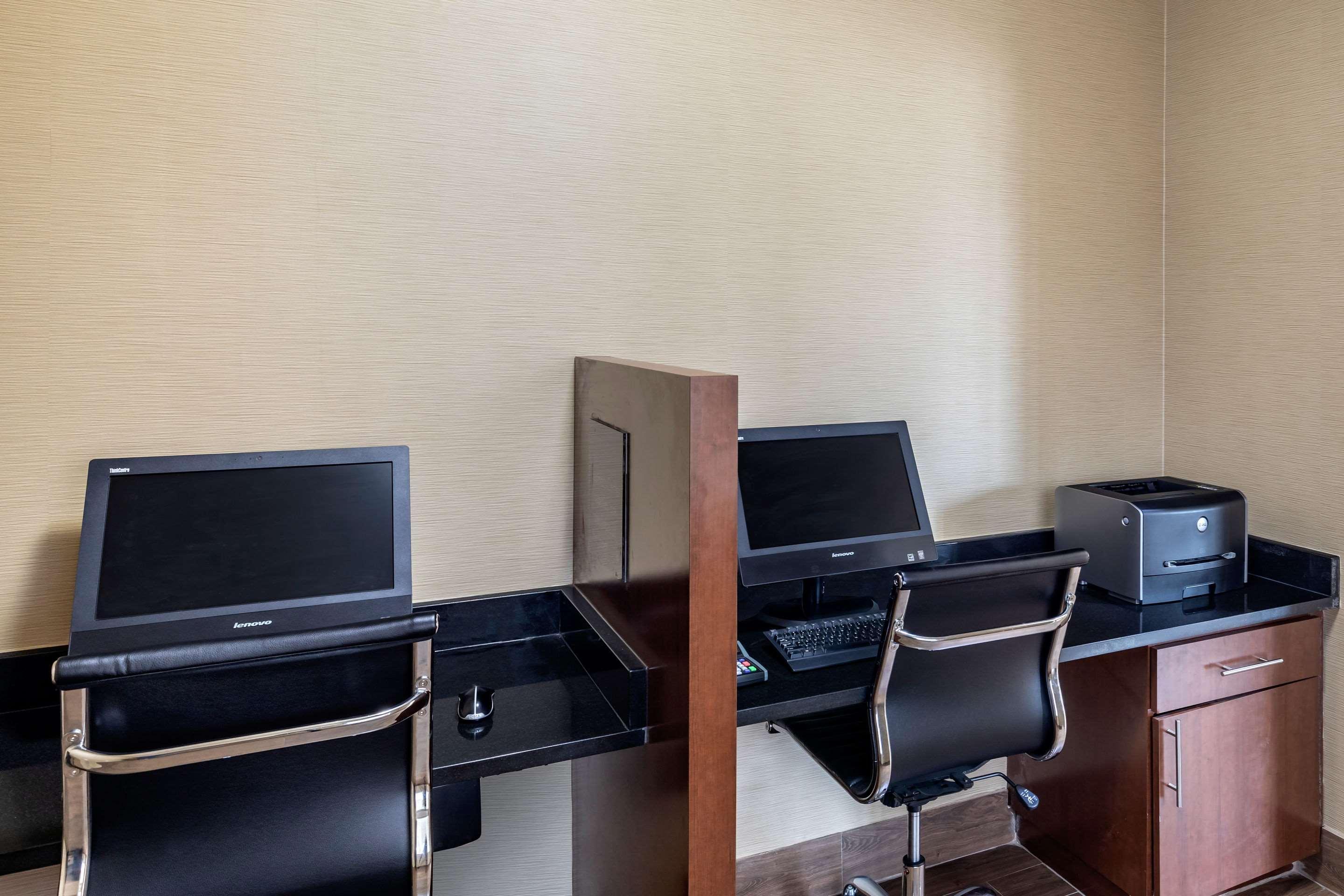 Comfort Suites Ennis Bagian luar foto