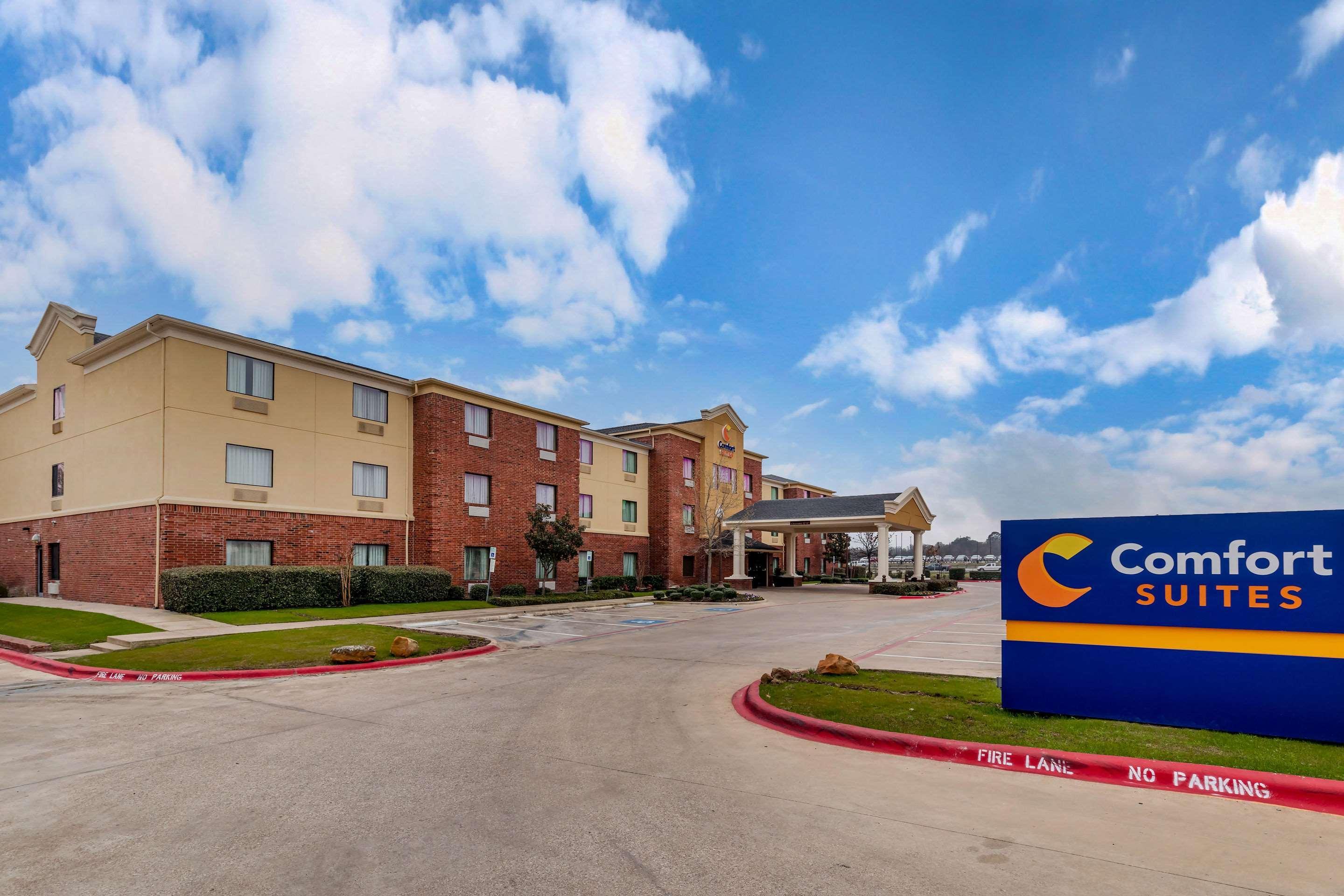 Comfort Suites Ennis Bagian luar foto