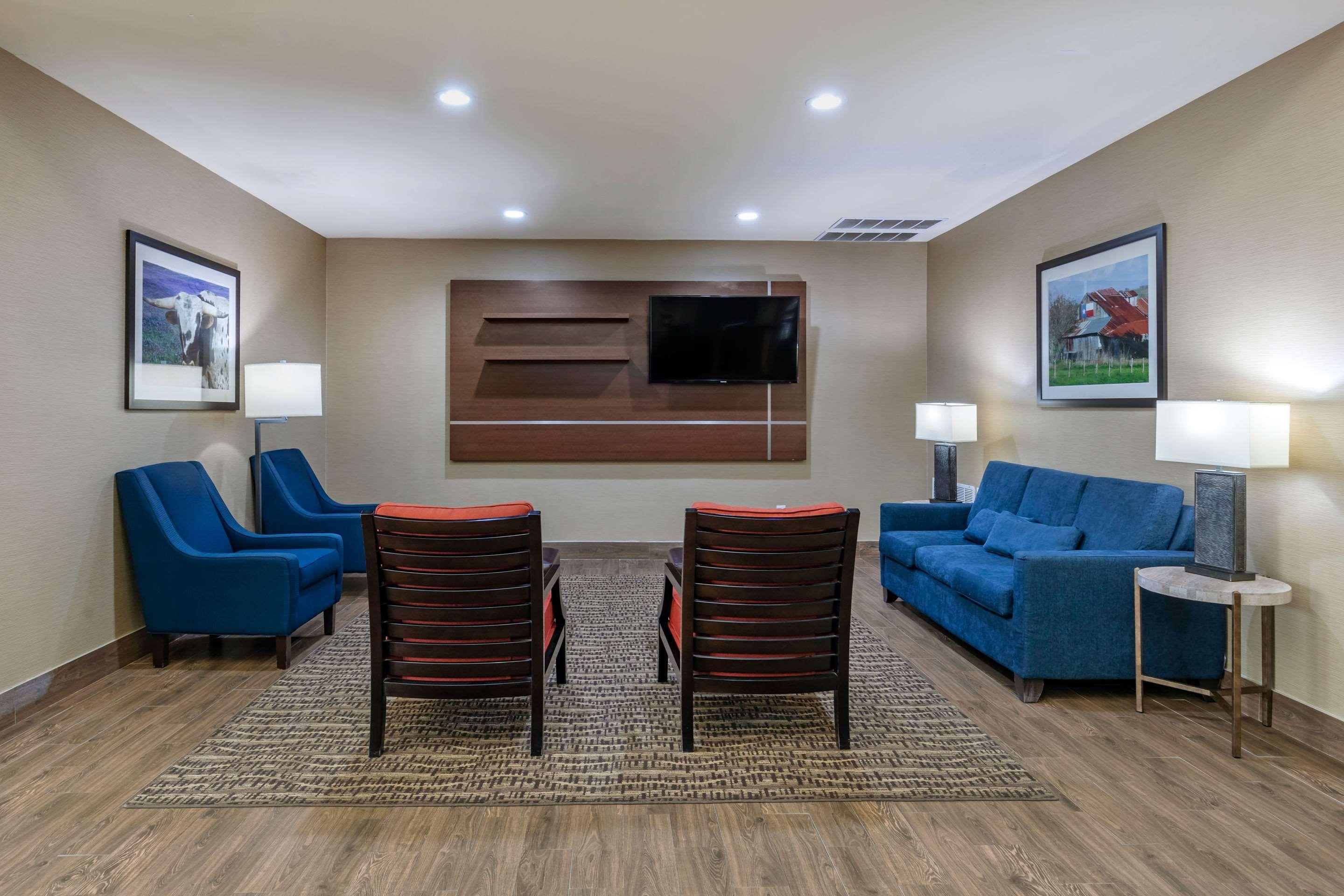 Comfort Suites Ennis Bagian luar foto