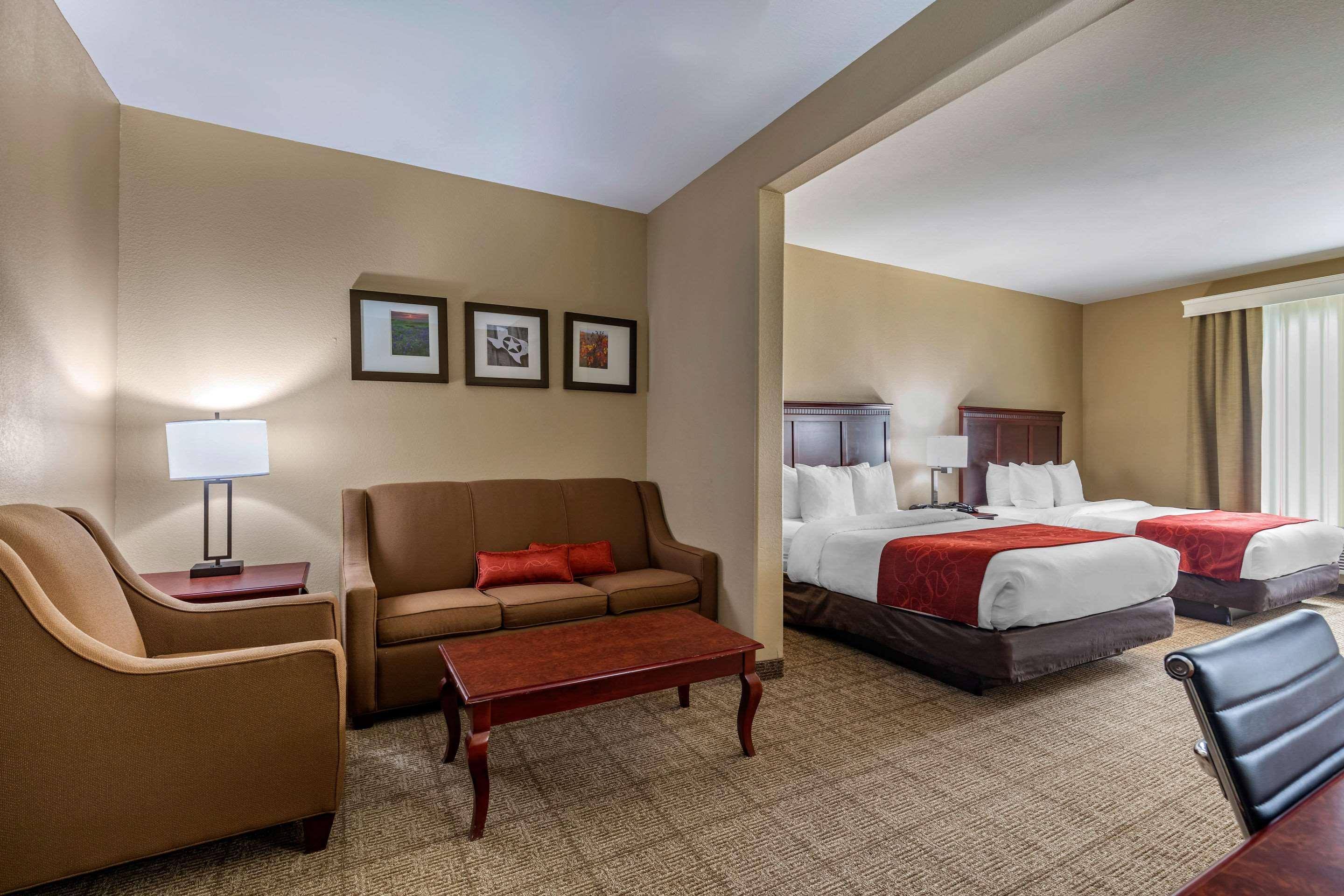 Comfort Suites Ennis Bagian luar foto
