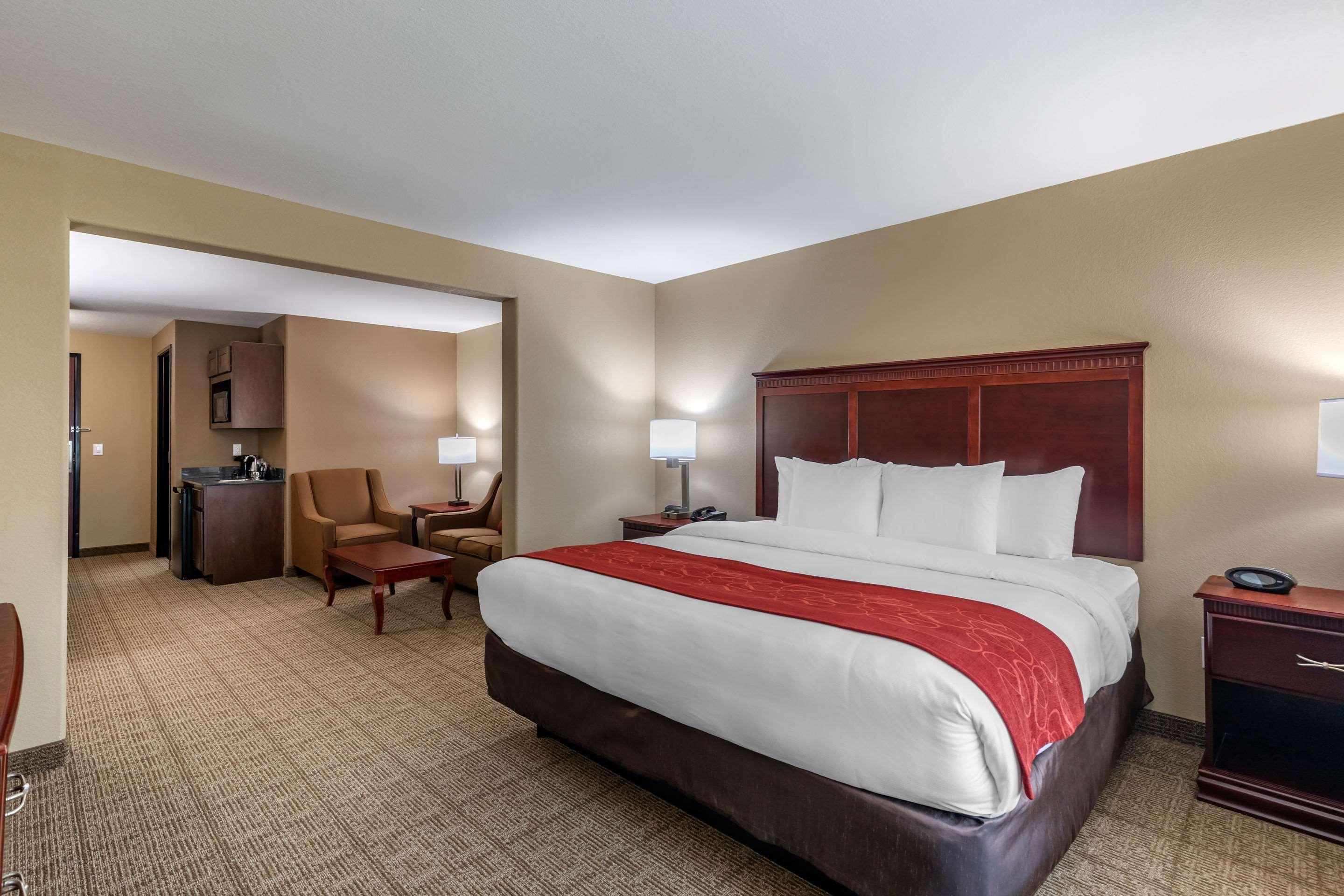 Comfort Suites Ennis Bagian luar foto