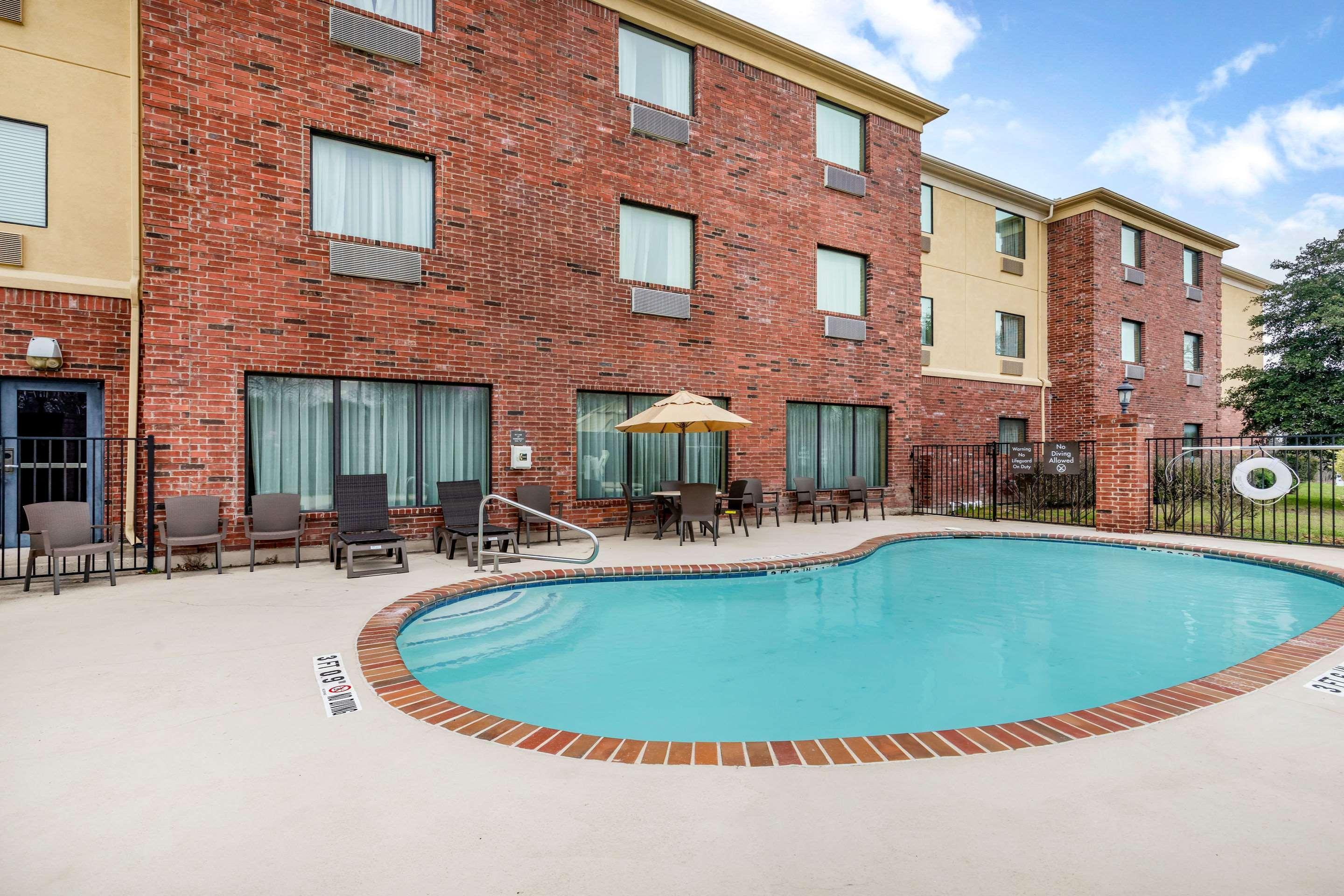 Comfort Suites Ennis Bagian luar foto