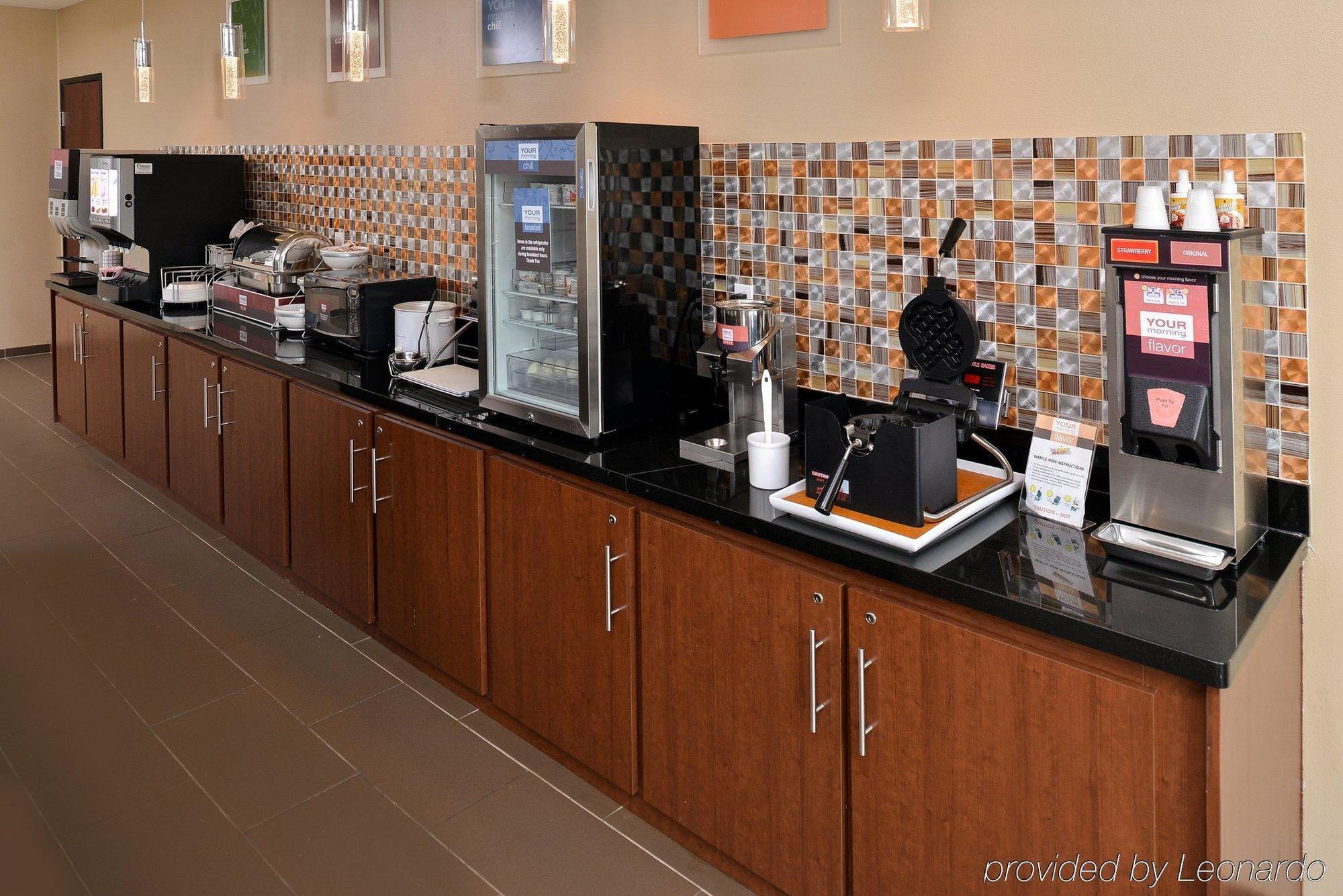 Comfort Suites Ennis Bagian luar foto