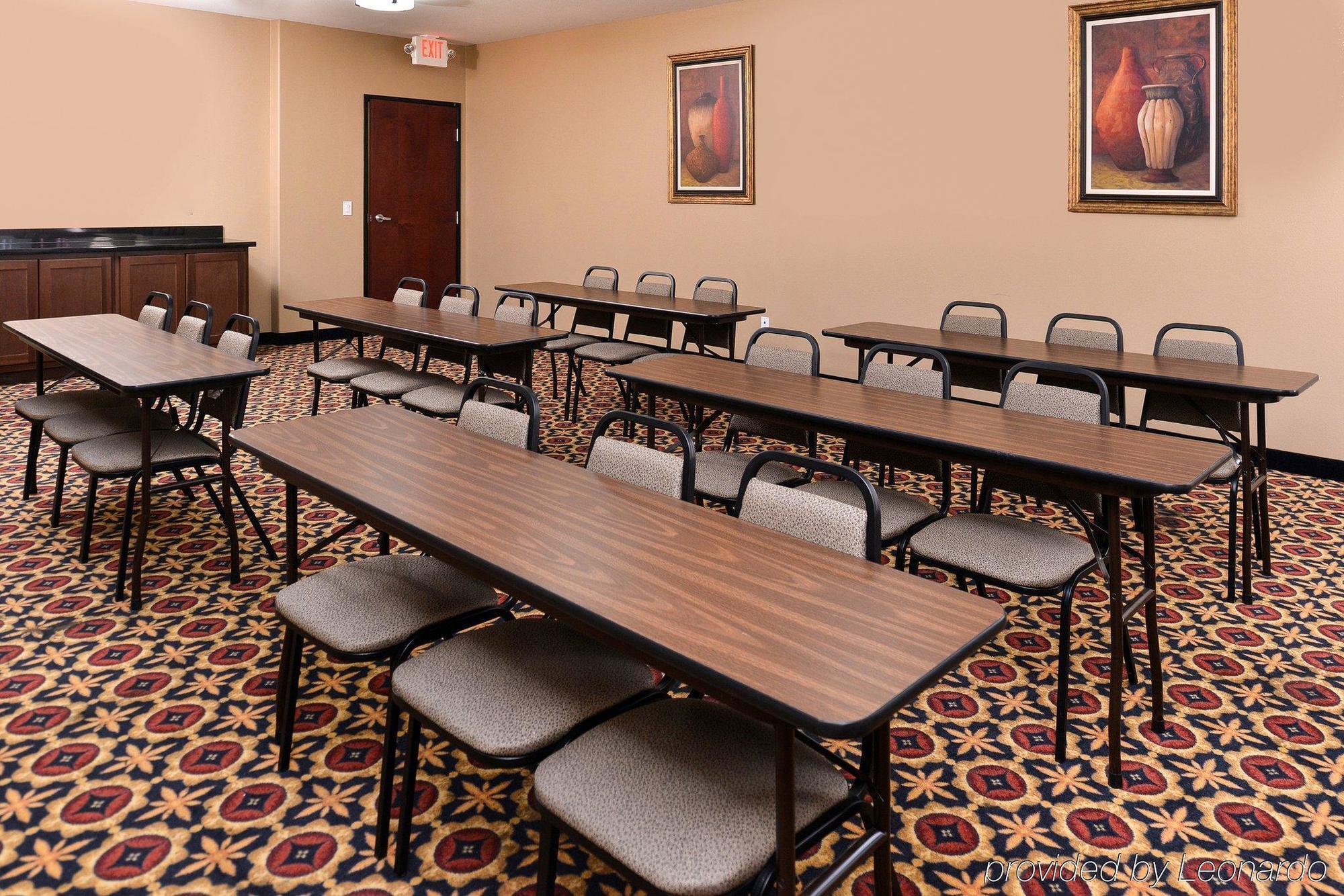 Comfort Suites Ennis Bagian luar foto