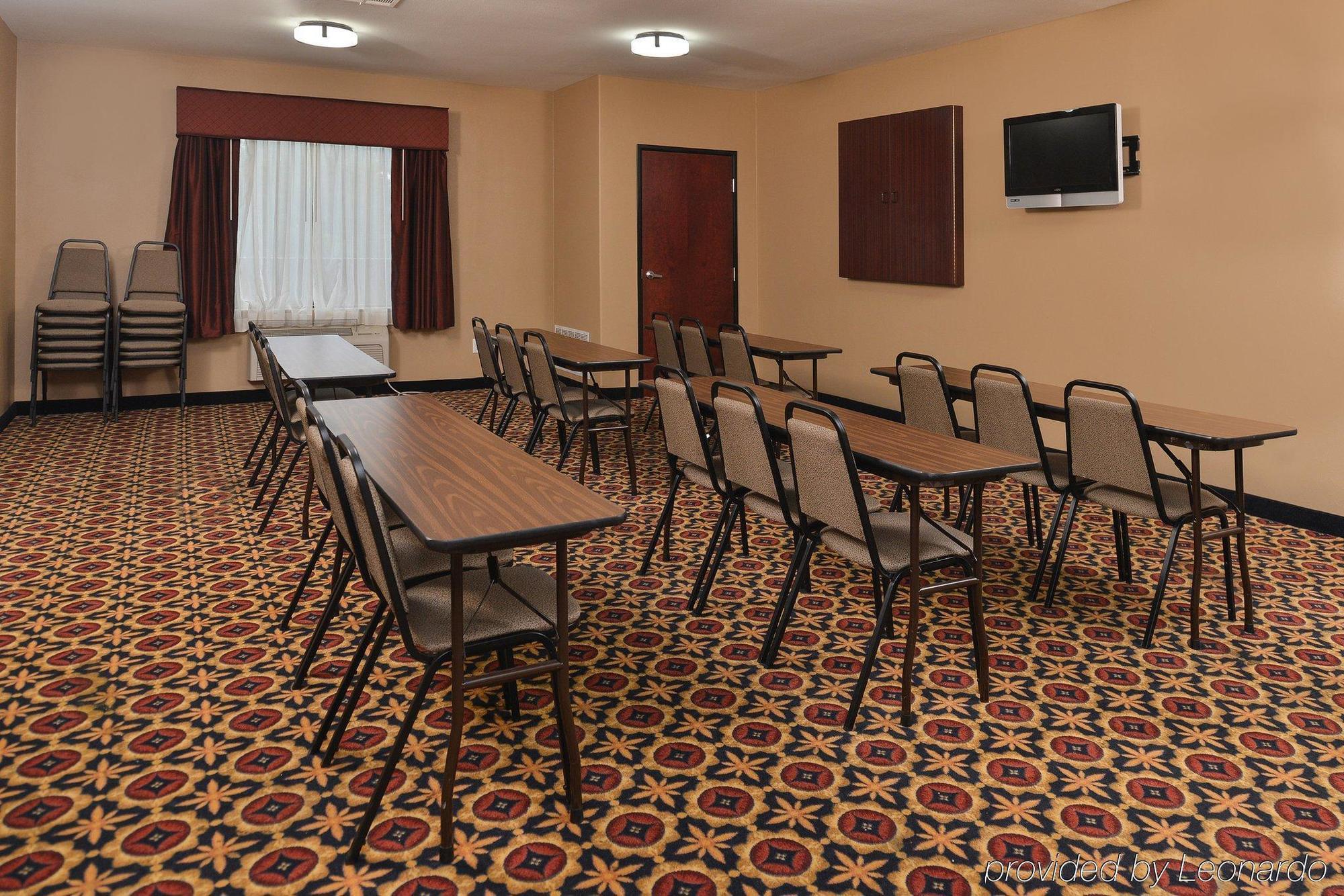 Comfort Suites Ennis Bagian luar foto