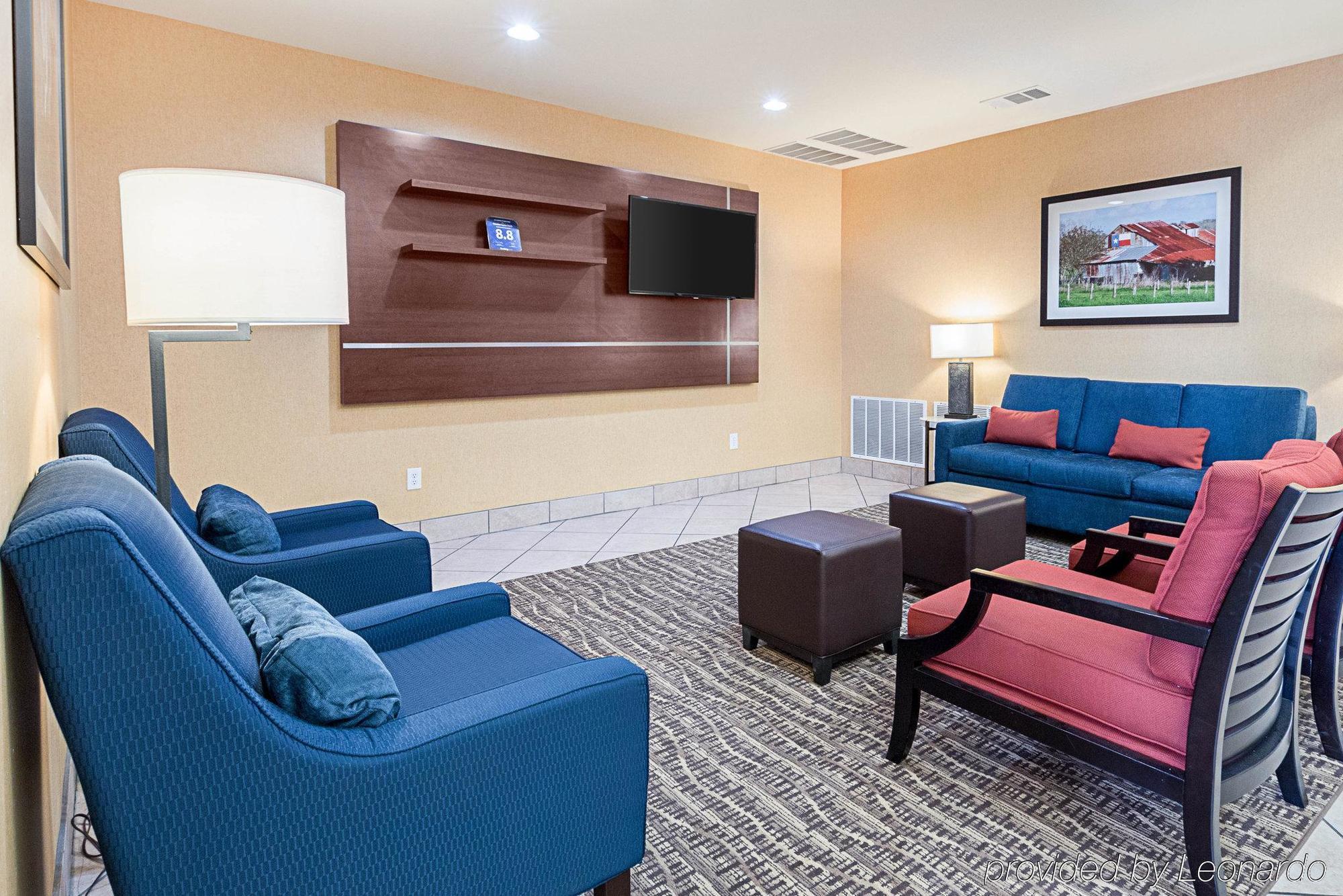 Comfort Suites Ennis Bagian luar foto