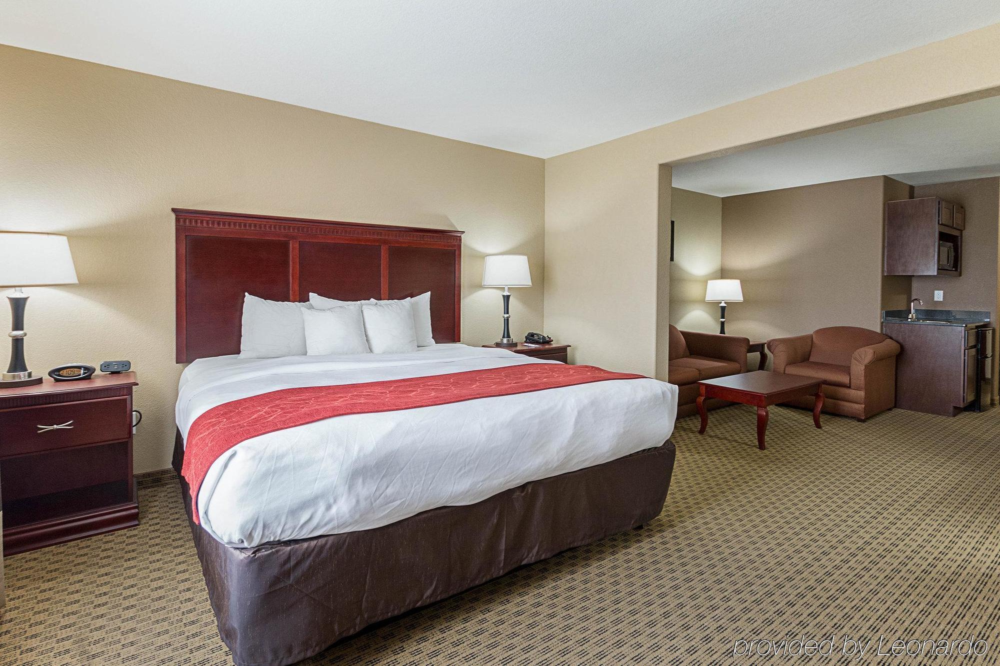 Comfort Suites Ennis Bagian luar foto
