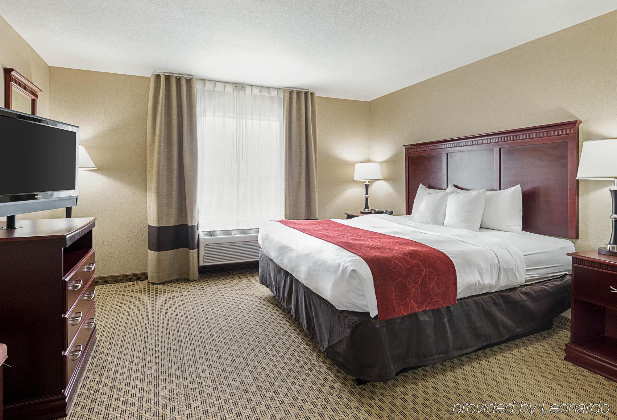 Comfort Suites Ennis Bagian luar foto