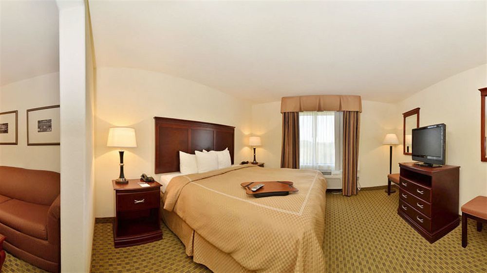 Comfort Suites Ennis Bagian luar foto