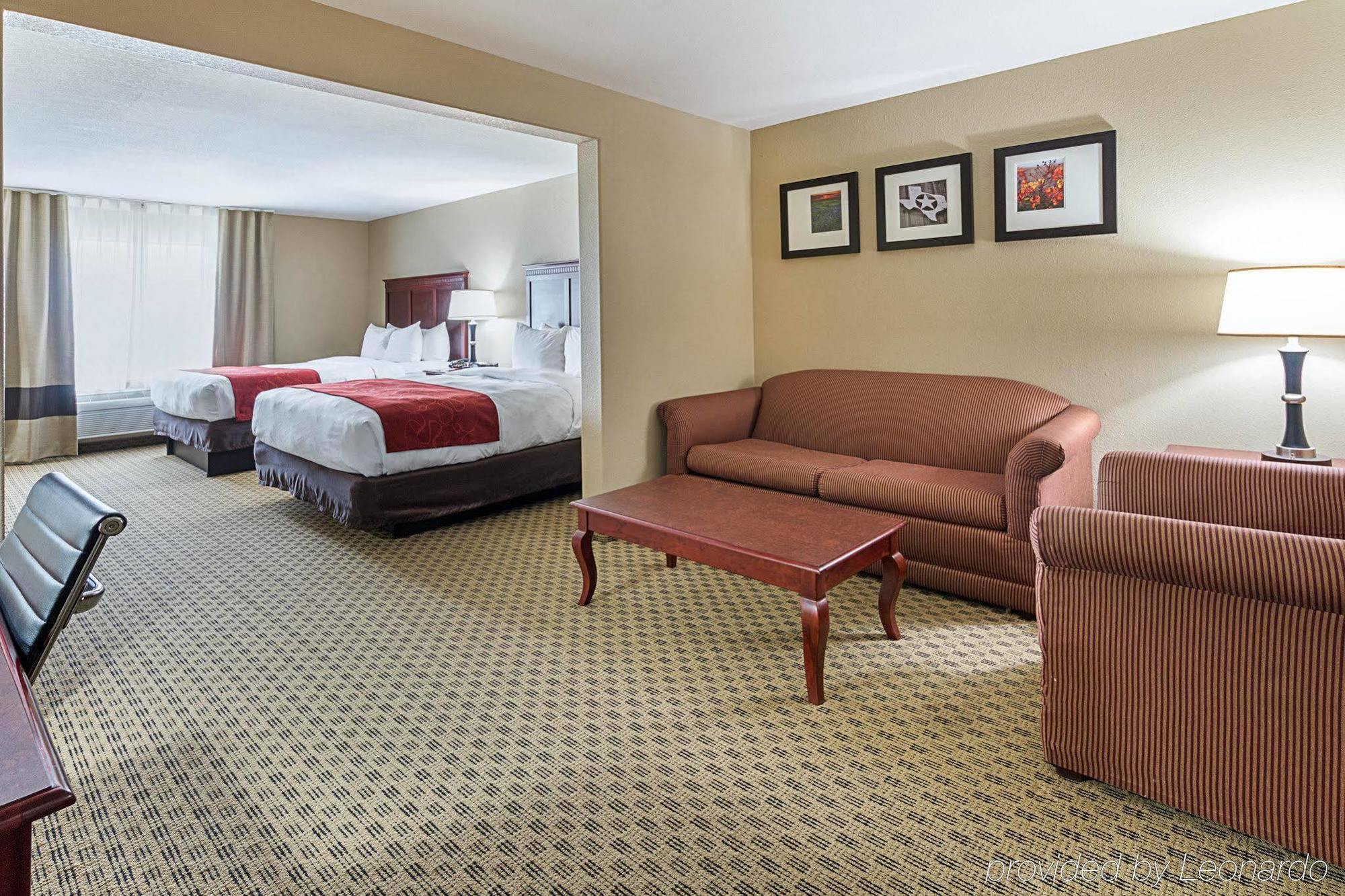Comfort Suites Ennis Bagian luar foto