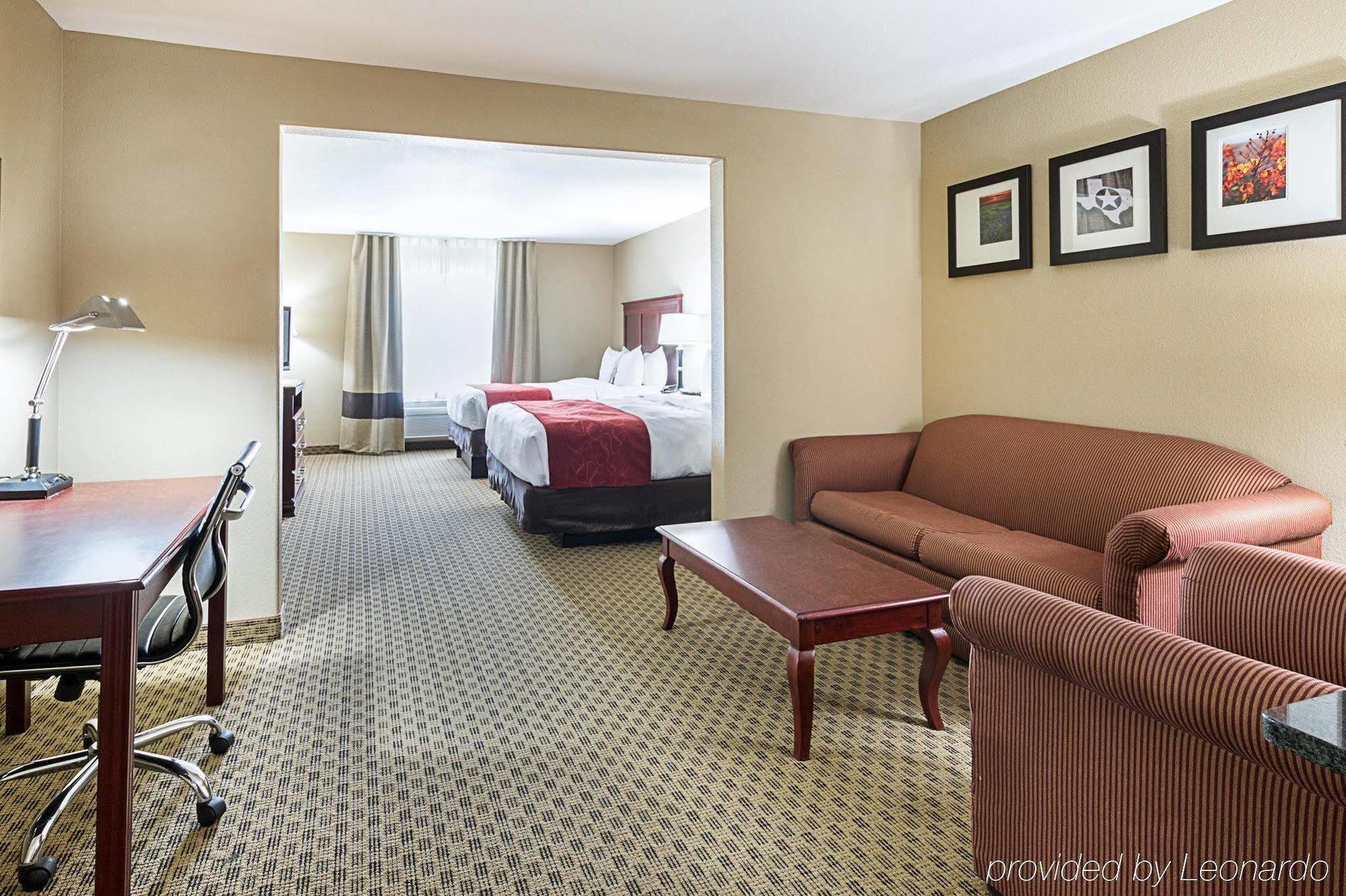 Comfort Suites Ennis Bagian luar foto