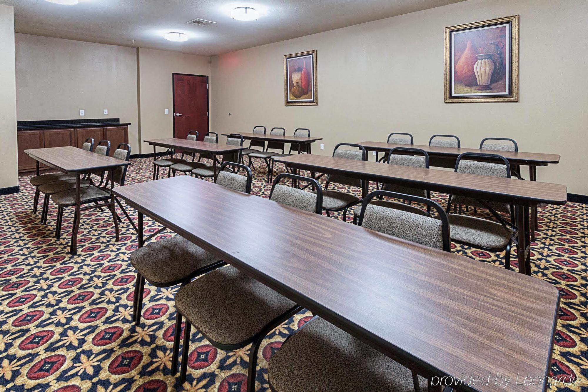 Comfort Suites Ennis Bagian luar foto