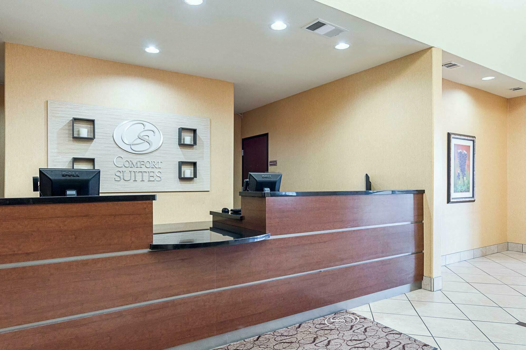 Comfort Suites Ennis Bagian luar foto