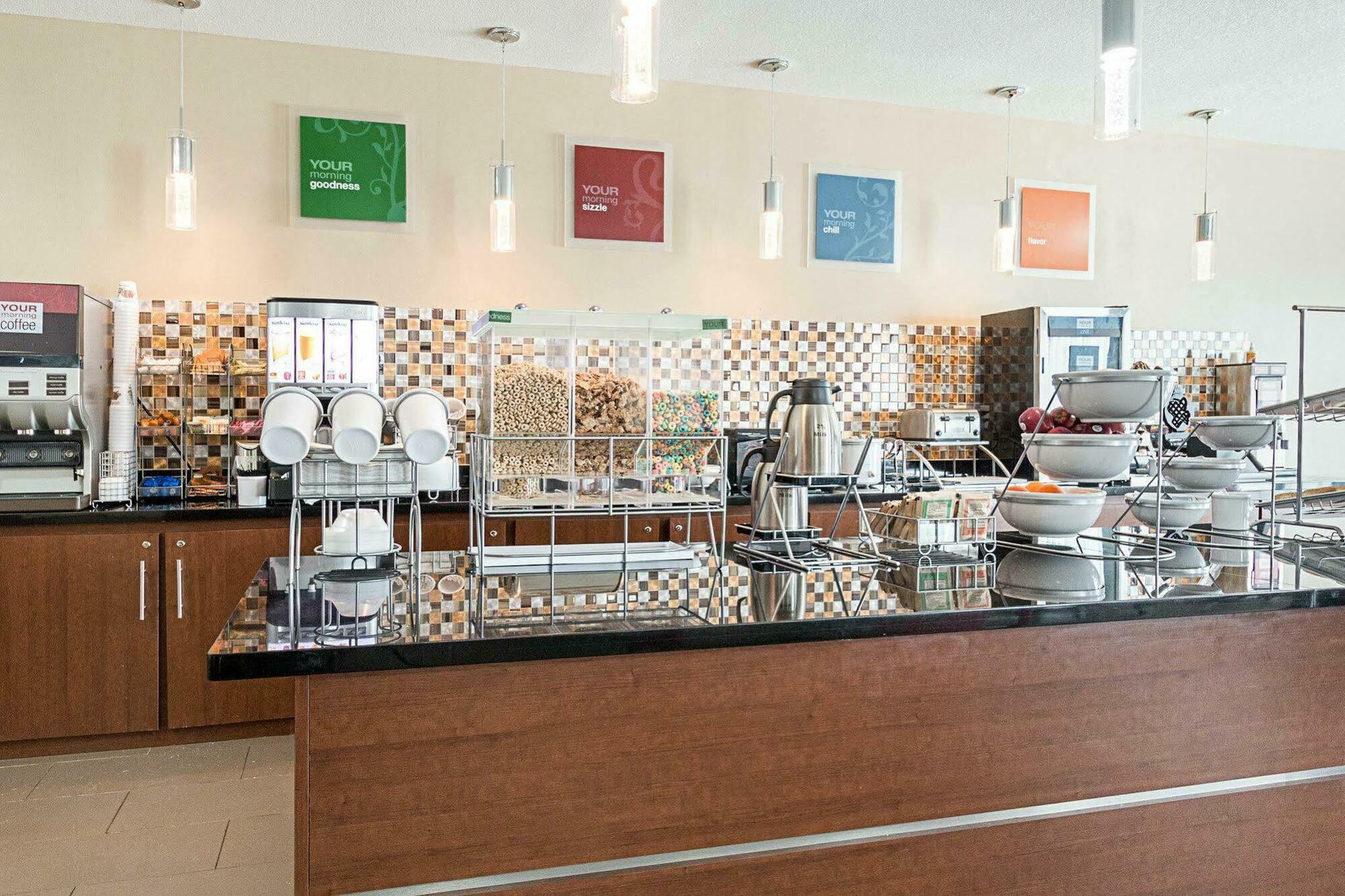 Comfort Suites Ennis Bagian luar foto