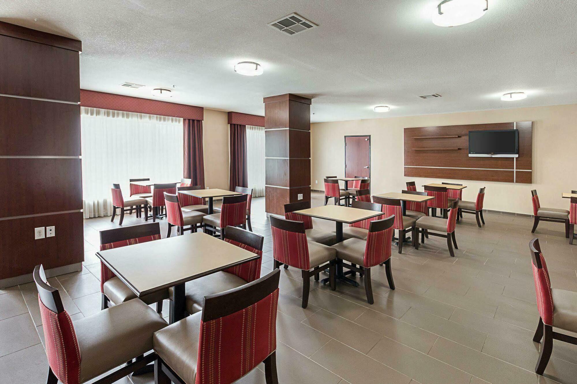 Comfort Suites Ennis Bagian luar foto