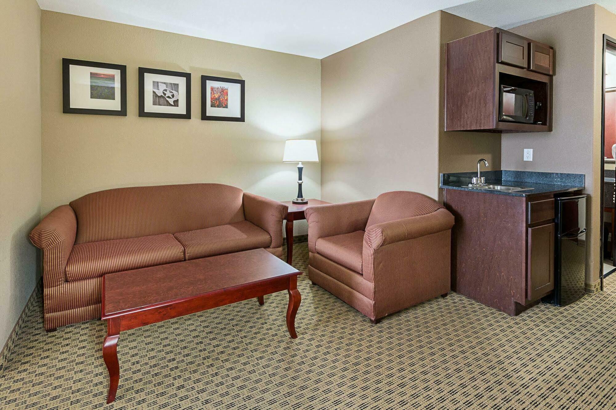 Comfort Suites Ennis Bagian luar foto