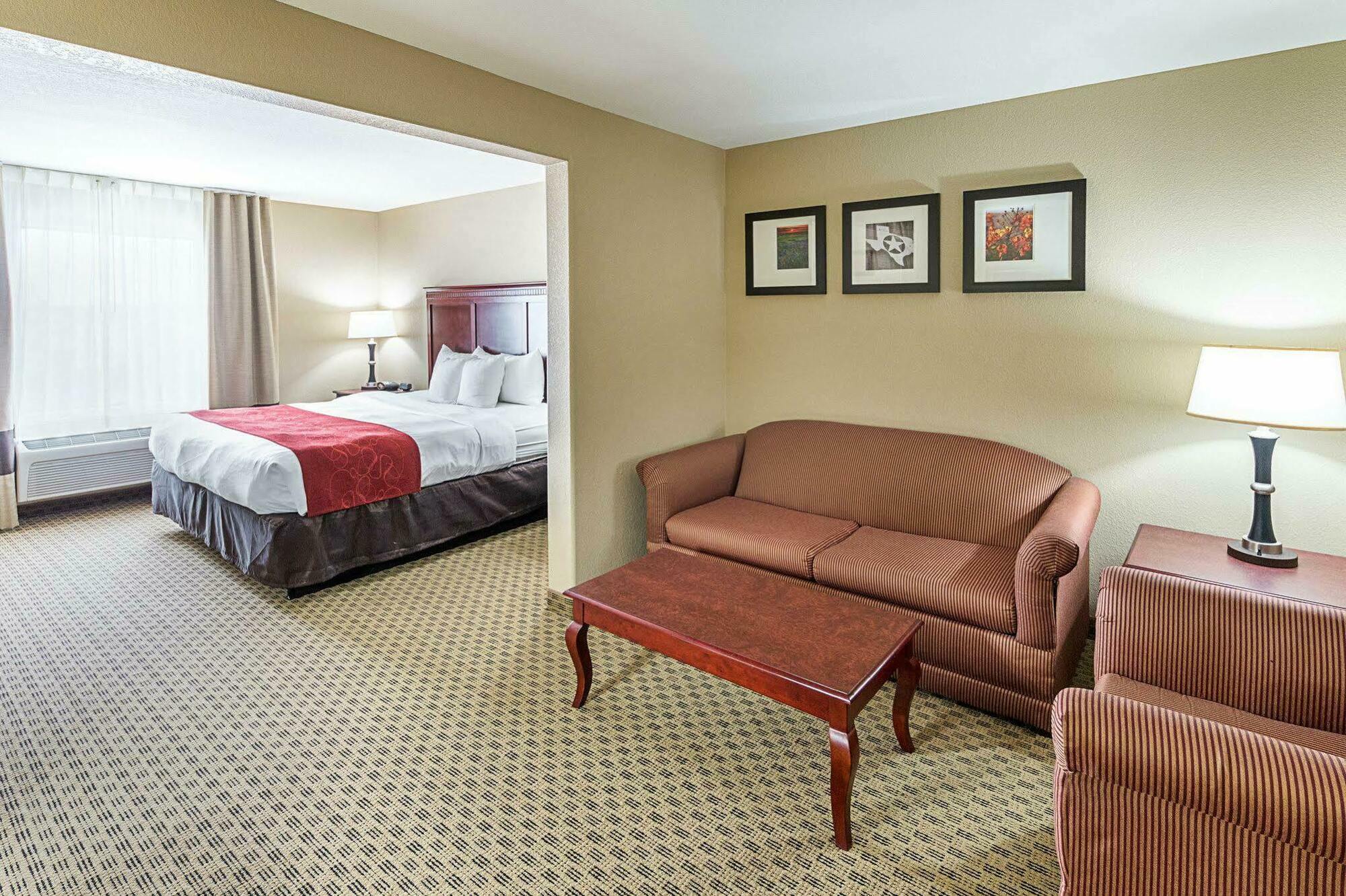Comfort Suites Ennis Bagian luar foto