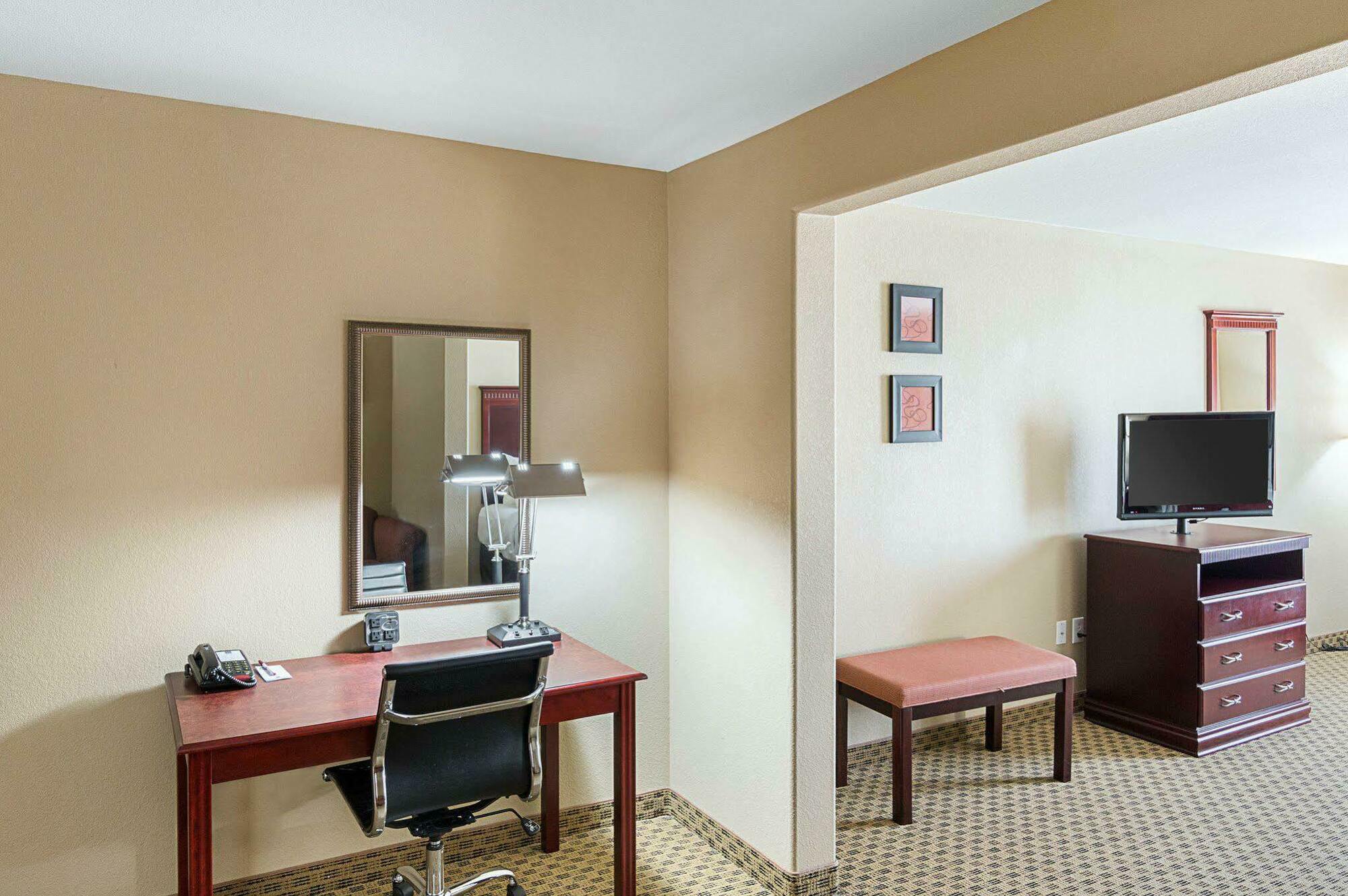Comfort Suites Ennis Bagian luar foto