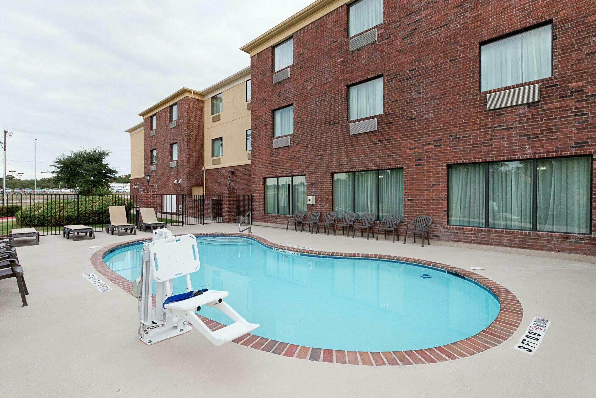 Comfort Suites Ennis Bagian luar foto